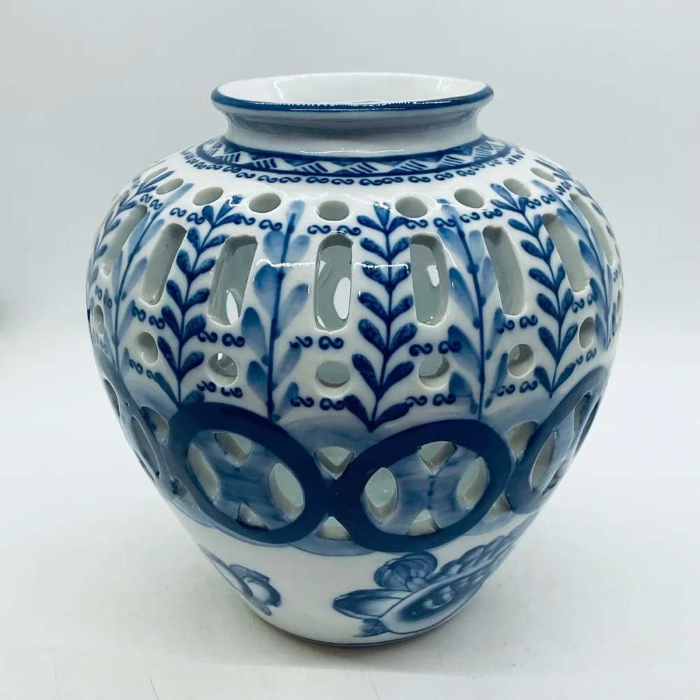 VTG Display Jar Blue&White Cut Out&Floral Leaf Design Ceramic 7” Tall China